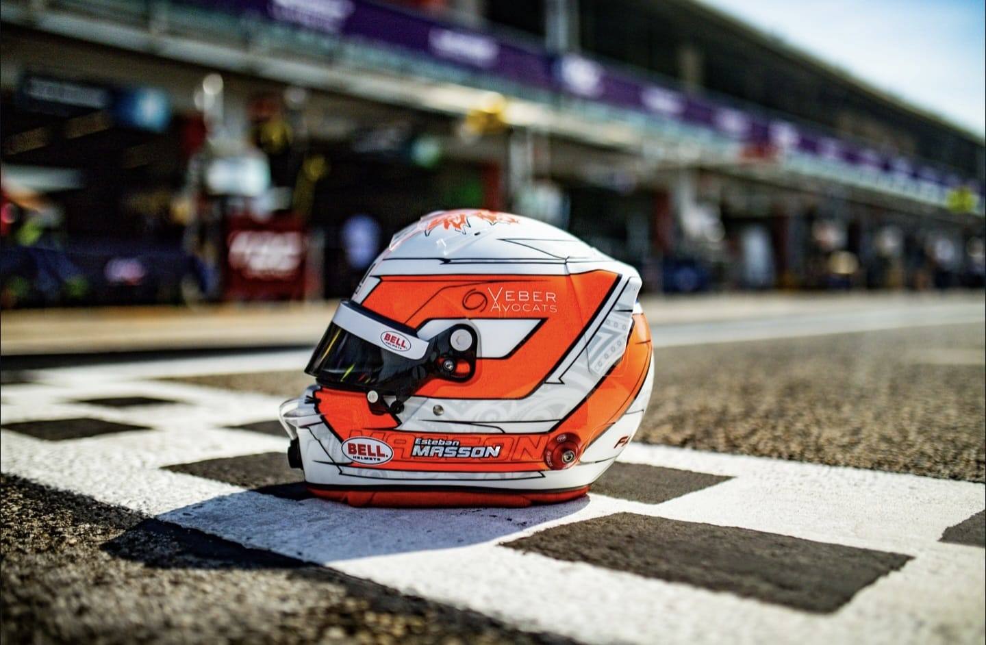 Le logo Veber Avocats sur le casque d'Esteban Masson